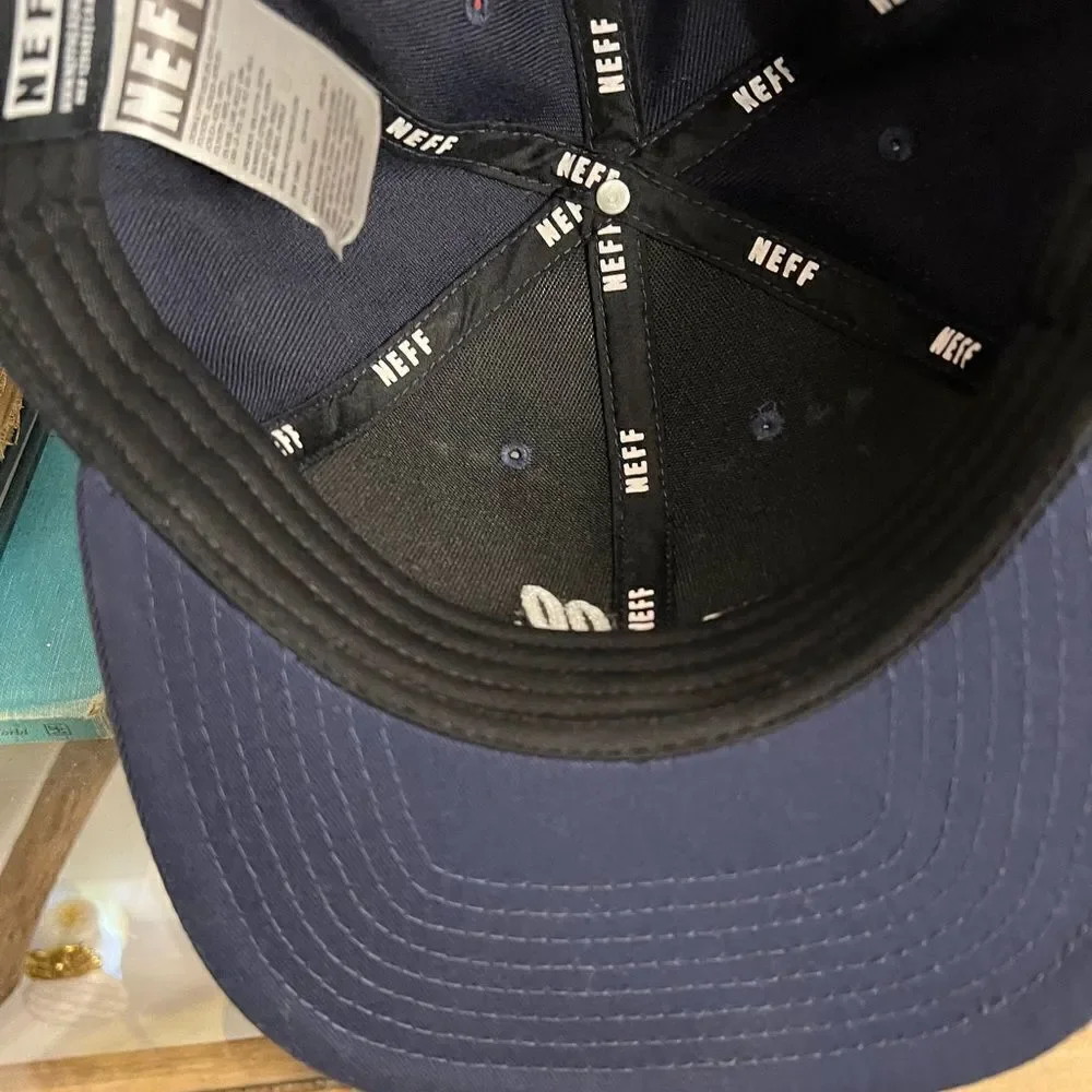 Men’s Neff small case cursive fitted SnapBack. - Picture 3 of 5